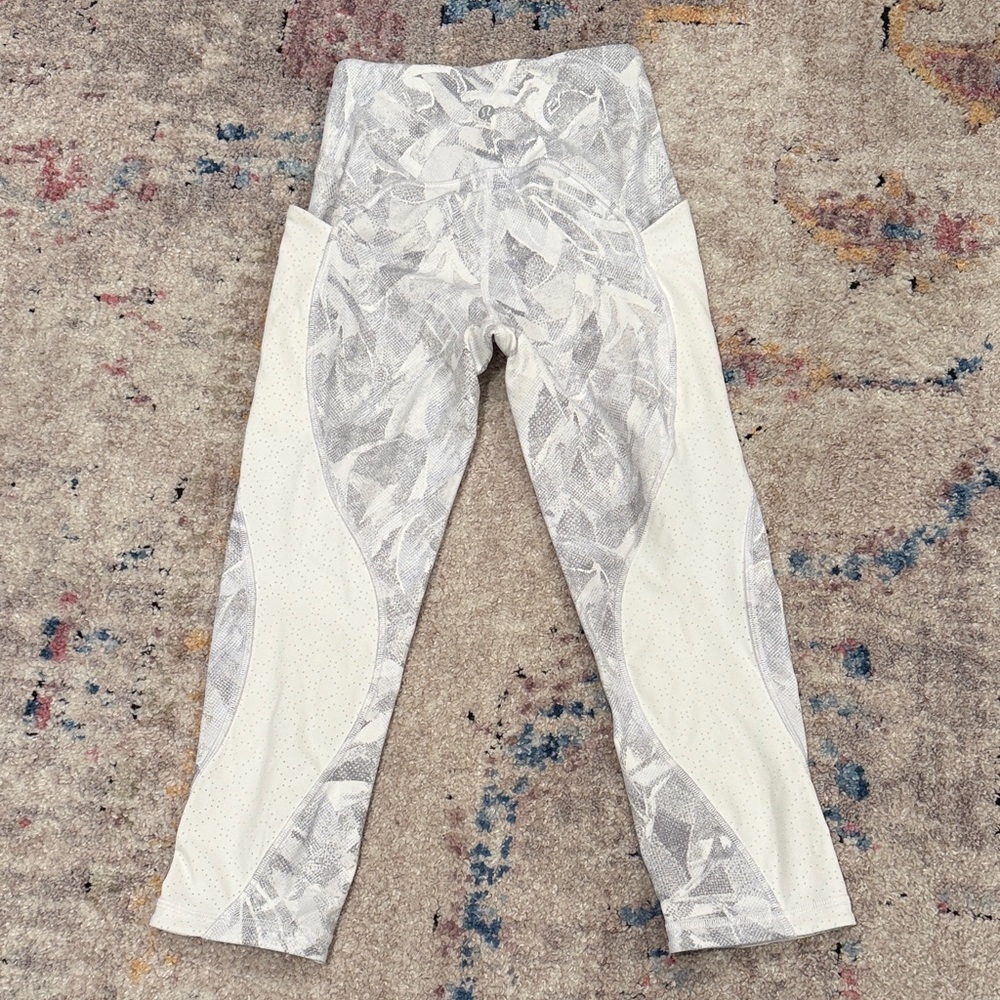 Lululemon Athletica Gray and White Leggings 18.5”